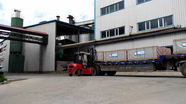 白山市東北亞新型建筑材料有限公司紙面石膏板裝車發貨